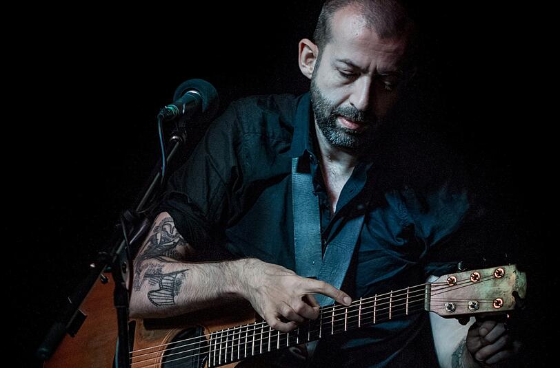 Für den Briten Jon Gomm ist seine Gitarre alles in einem: Seiteninstrument, Schlagzeug und Taktgeber.