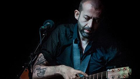 Für den Briten Jon Gomm ist seine Gitarre alles in einem: Seiteninstrument, Schlagzeug und Taktgeber.