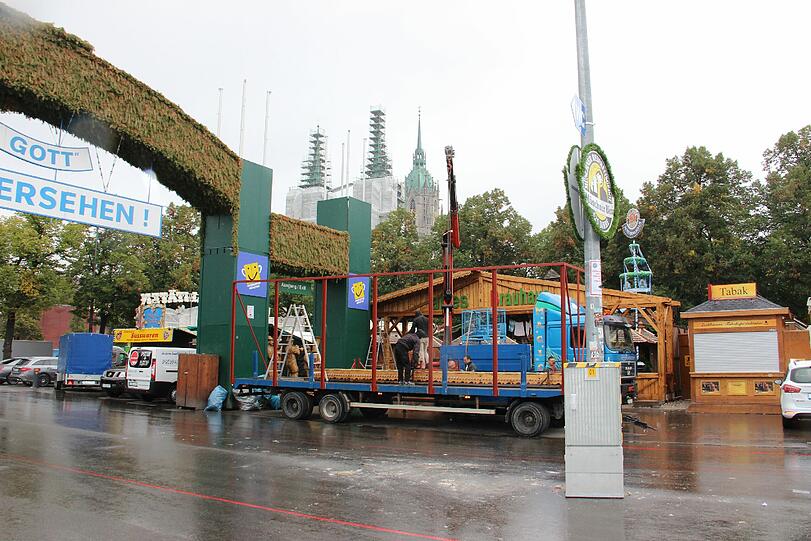 Regen und Tristesse am Tag danach: Die Bilder vom Wiesn-Abbau am Dienstagvormittag.