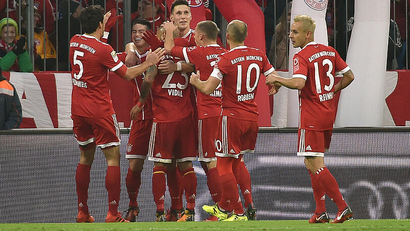 Arturo Vidal macht den Anfang und das erste Tor gegen Augsburg.