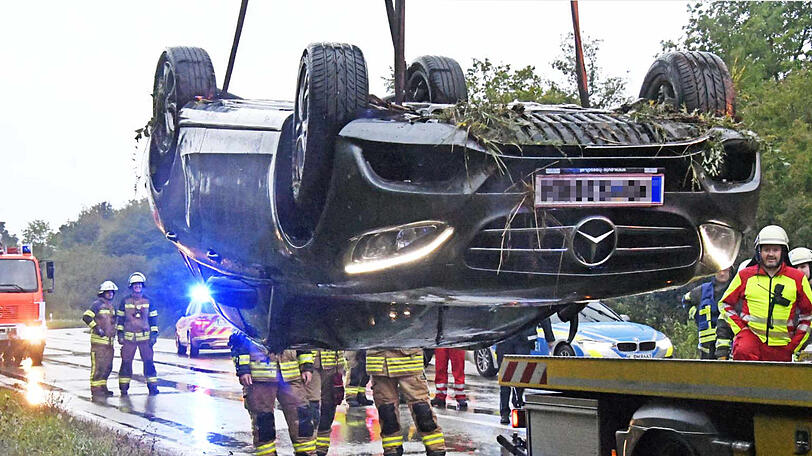 Der Mercedes hat sich überschlagen, der Fahrer flüchtete zu Fuß. Die Bilder vom Unfallort.