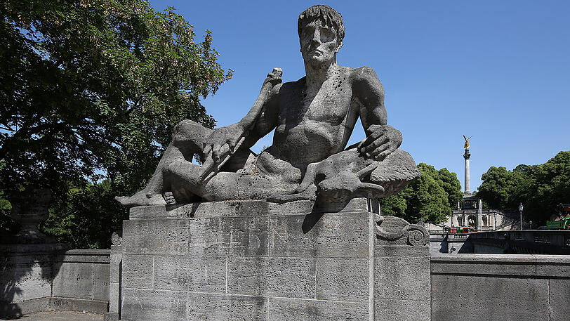 Dieser Herr sitzt an der Luitpoldbrücke &ndash; er symbolisiert Altbayern.