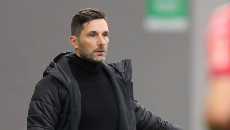 Stefan Leitl gestikuliert am Spielfeldrand.