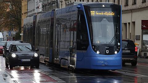 Die roten Radlstreifen an der Fraunhoferstraße nerven viele Autofahrer - manche ignorieren sie auch.