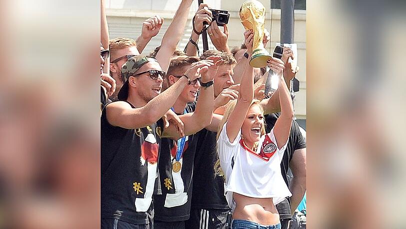 Lukas Podolski (l.) und Helene Fischer bei der Siegesfeier nach dem WM-Triumph 2014 in Berlin.
