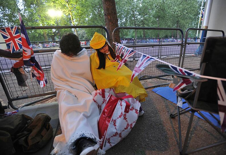 Ein Fahnenmeer, jubelnde Menschen, verkleidete Spaßvögel: So haben die Menschen in London und aller Welt die königliche Hochzeit gefeiert. Die Bilder!