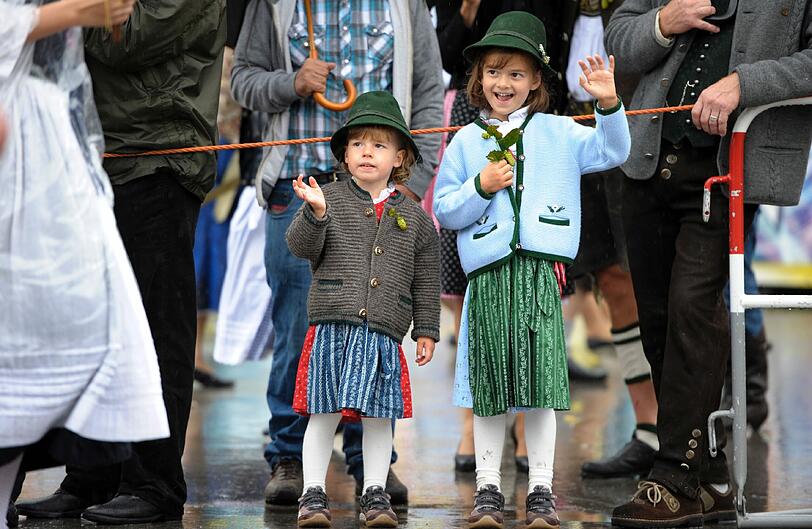 Beim Trachten- und Schützenzug wurde eine weitere Tradition der Wiesn lebendig gehalten - trotz des Regenschauers.