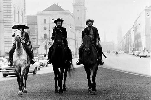 Wenn das Wort TV-Kult passt, dann auf die Szene, in der drei Freunde, die die Namen Zorro, Gringo und Zapata tragen, auf dem Weg nach Sacramento sind. Towje Kleiner war der Zapata in Helmut Dietls &bdquo;Münchner Geschichten&ldquo;, er spielte damals den singenden Taxler Achmed.