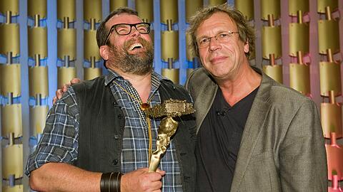 Jochen Malmsheimer (l.), Preisträger des Bayerischen Kabarettpreises 2012, und sein Laudator, der Kabarettist Georg Schramm, am Montag im Lustspielhaus.