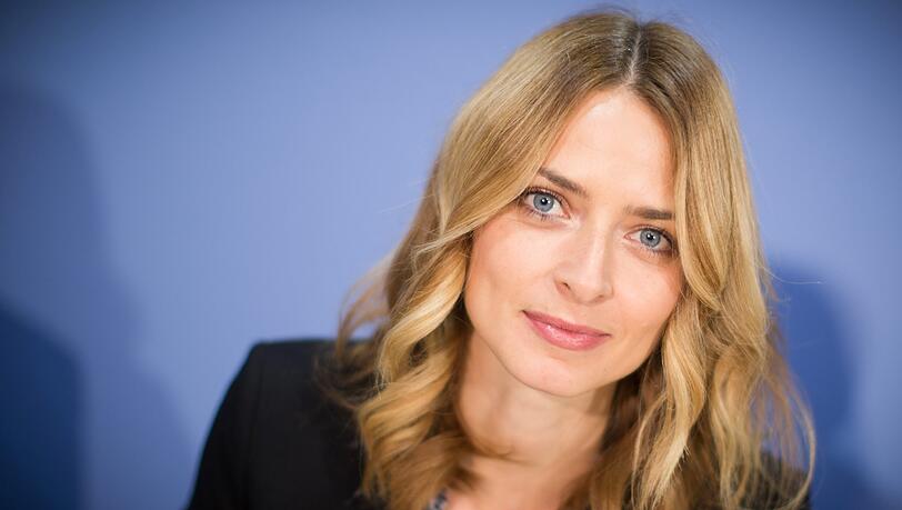 Model Eva Padberg lässt sich tätowieren. Model Eva Padberg lässt sich tätowieren.