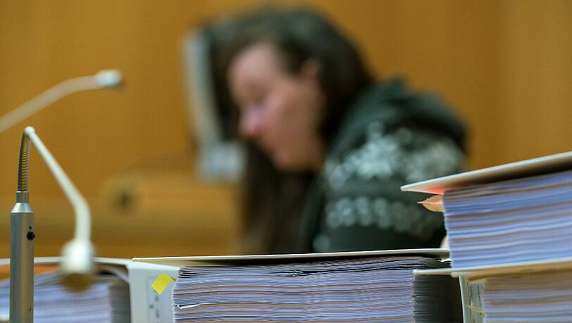 Die Angeklagte Bianca T. im Gerichtssaal des Landgerichts Landshut. Ein Jahr nach einem Familiendrama mit drei toten Kindern in Freising muss sich die Mutter wegen Mordes vor dem Gericht verantworten. Für diesen Donnerstag wird das Urteil erwartet. Die Angeklagte Bianca T. im Gerichtssaal des Landgerichts Landshut. Ein Jahr nach einem Familiendrama mit drei toten Kindern in Freising muss sich die Mutter wegen Mordes vor dem Gericht verantworten. Für diesen Donnerstag wird das Urteil erwartet.
