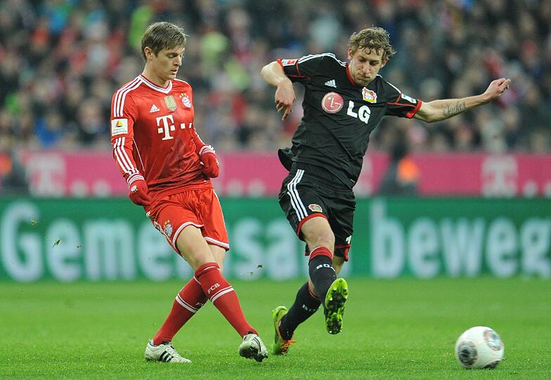 TONI KROOS - NOTE 4 - An Schweinsteigers Seite gewohnt ballsicher, aber auch mit vielen Diagonalpässen und hohen Bällen ins Nichts. War schon mal auffälliger.