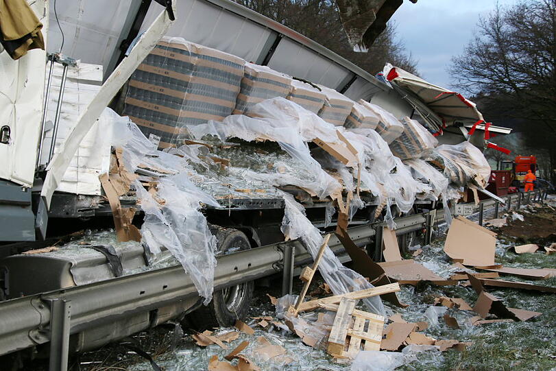 Die Bergung des Lkw und die Aufräumarbeiten dauerten bis in die Mittagsstunden.