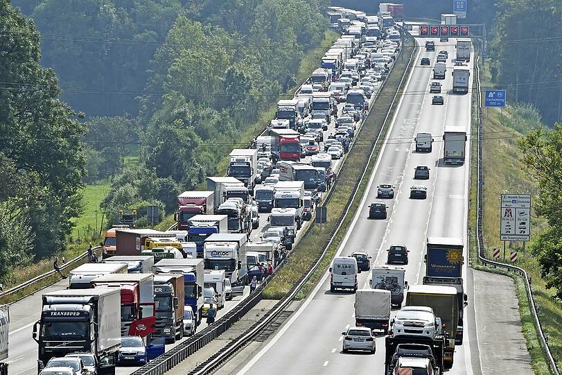 Der ADAC rechnet mit hohem Verkehrsaufkommen am Wochenende. Grund ist die Ferienzeit in einigen Bundesländern. (Symbolfoto)