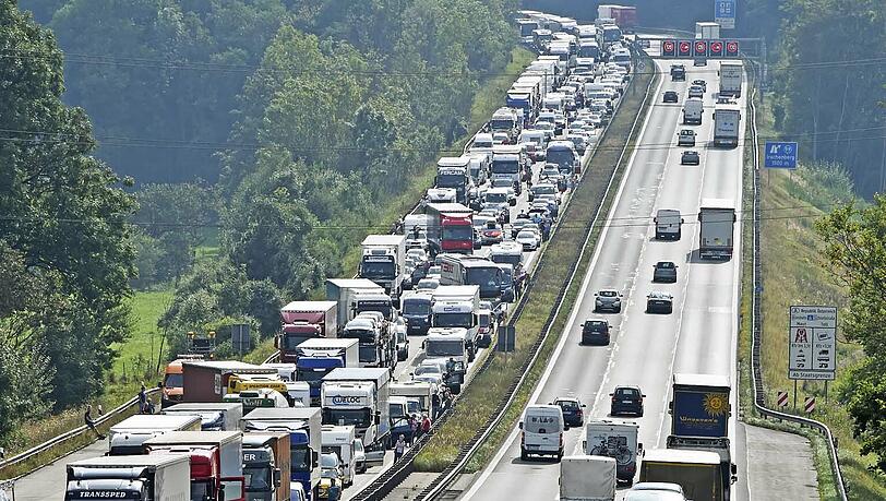 Der ADAC rechnet mit hohem Verkehrsaufkommen am Wochenende. Grund ist die Ferienzeit in einigen Bundesländern. (Symbolfoto) Der ADAC rechnet mit hohem Verkehrsaufkommen am Wochenende. Grund ist die Ferienzeit in einigen Bundesländern. (Symbolfoto)