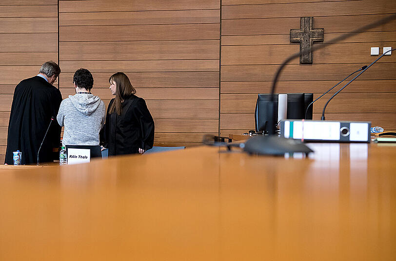Der Fahrdienstleiter Michael P. (M) mit seinen Anwälten Thilo Pfordte (l) und Ulrike Thole im Landgericht Traunstein.