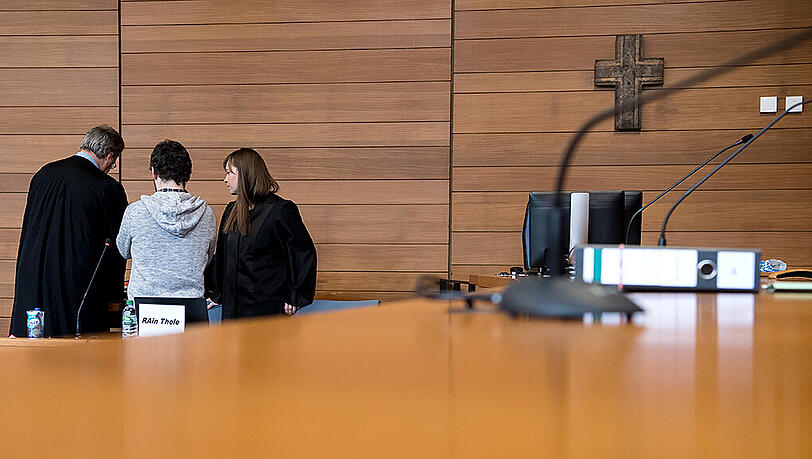 Der Fahrdienstleiter Michael P. (M) mit seinen Anwälten Thilo Pfordte (l) und Ulrike Thole im Landgericht Traunstein. Der Fahrdienstleiter Michael P. (M) mit seinen Anwälten Thilo Pfordte (l) und Ulrike Thole im Landgericht Traunstein.