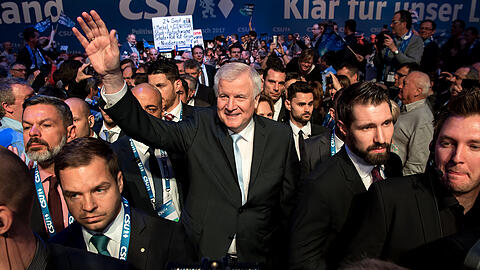 Einzug in die Dreiländerhalle: Der Jubel für Horst Seehofer wird deutlich dezenter, als der CSU-Chef zu reden beginnt.