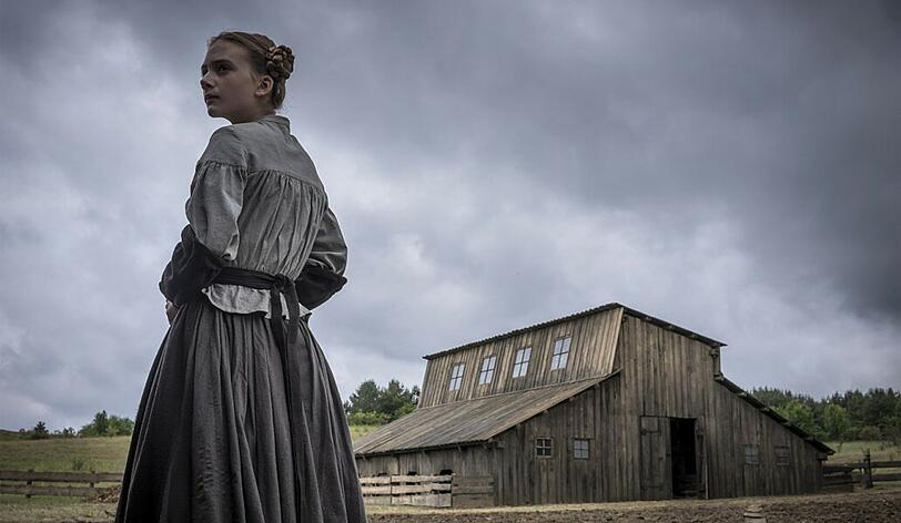 Liz (Dakota Fanning) lebt ein beschauliches Leben - bis der Reverend in ihrer Stadt auftaucht.