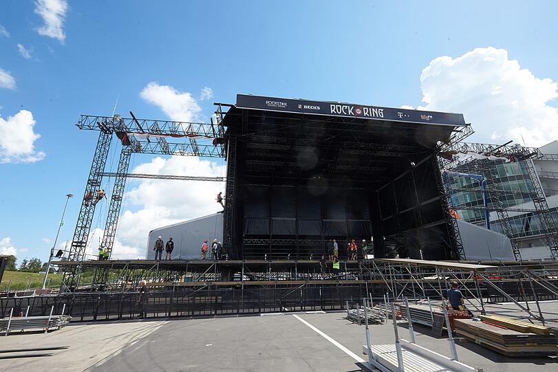 Bühnenarbeiter bauen die Hauptbühne des Musikfestivals "Rock am Ring" auf.