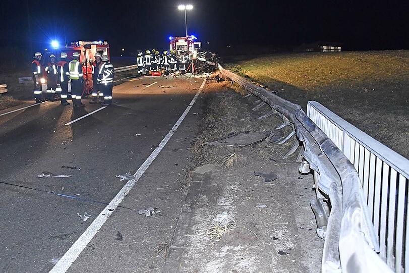 Die Beifahrerin kam mit schweren Verletzungen in eine Klinik, der Lkw-Fahrer wurde nicht verletzt.