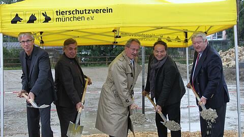 Von links: Architekt Maurer, Tierheimchef Joachim, OB Ude, Pfarrer Schießler und Tierschützer Perlinger beim Spatenstich.