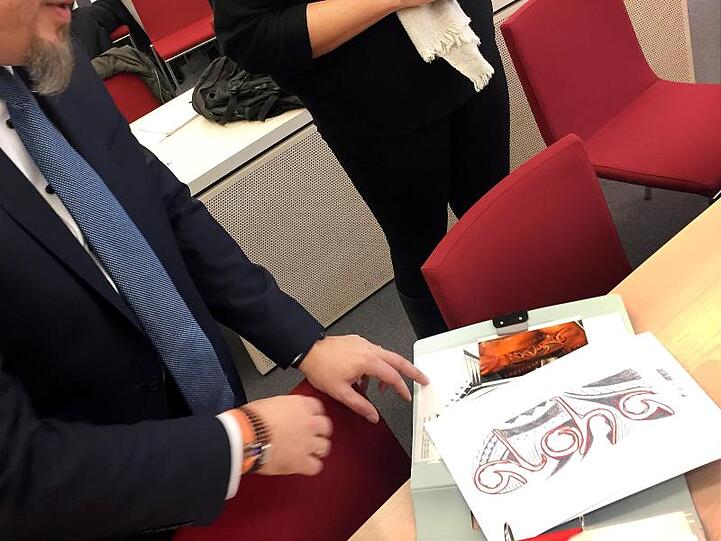 Der Beamte zieht vor Gericht, weil er sich den Schriftzug "Aloha" auf den Unterarm tätowieren lassen will, was laut Bayerischem Beamtengesetz verboten ist.