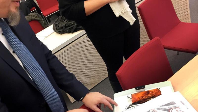 Der Beamte zieht vor Gericht, weil er sich den Schriftzug "Aloha" auf den Unterarm tätowieren lassen will, was laut Bayerischem Beamtengesetz verboten ist. Der Beamte zieht vor Gericht, weil er sich den Schriftzug "Aloha" auf den Unterarm tätowieren lassen will, was laut Bayerischem Beamtengesetz verboten ist.
