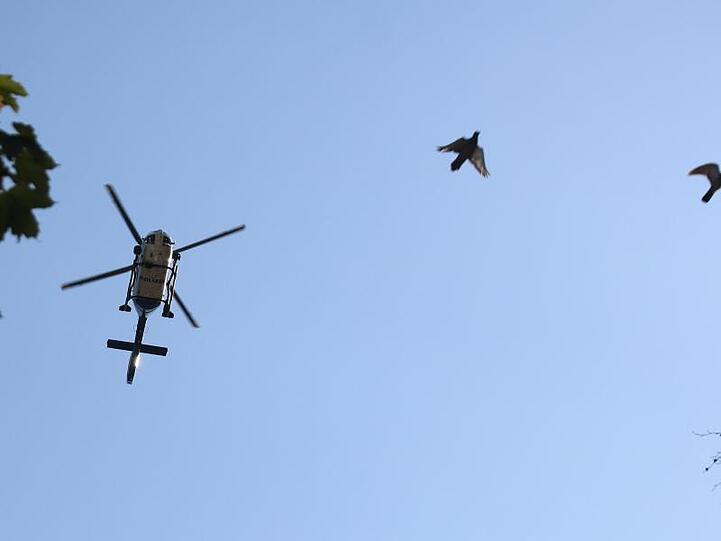 Ein Polizeihubschrauber sucht nach zwei ausgebrochenen Strafgefangenen. Foto: Benjamin Liss