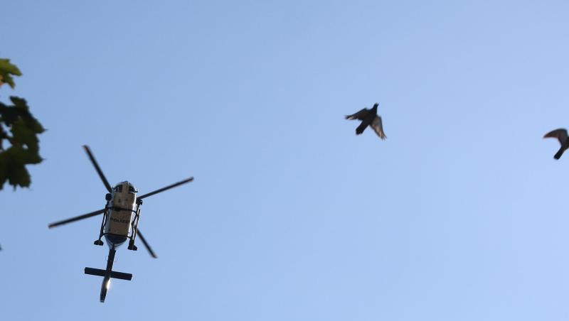 Ein Polizeihubschrauber sucht nach zwei ausgebrochenen Strafgefangenen. Foto: Benjamin Liss Ein Polizeihubschrauber sucht nach zwei ausgebrochenen Strafgefangenen. Foto: Benjamin Liss