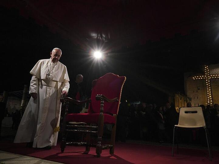 Mit dem Segen "Urbi et Orbi" beendet Papst Franziskus die Osterfeierlichkeiten.
