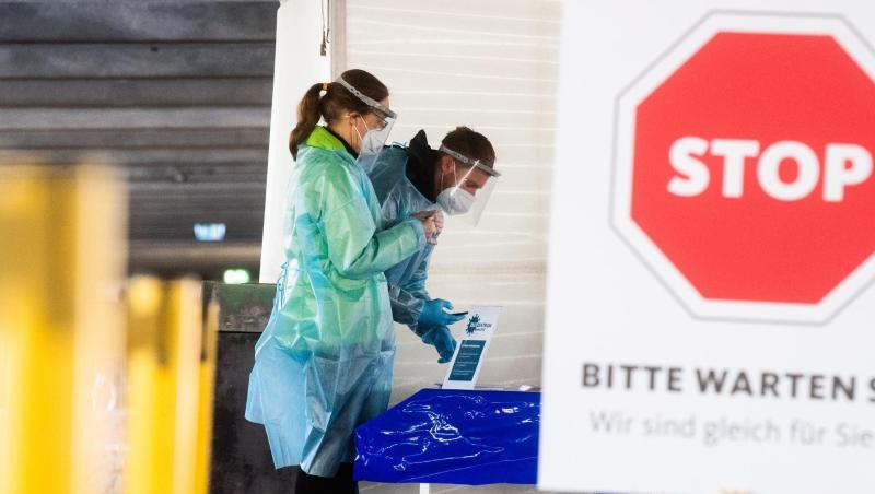 Helfer bereiten in Hannover Schnelltests auf das Coronavirus für Autofahrer vor.