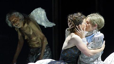 Der gealterte Amor (K. Reinstein) beäugt Sophie (Liv Redpath) und Oktavian (Samantha Hankey).