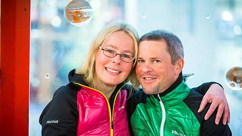 Das Bergsteigerpaar Alix von Melle und Luis Stitzinger in einer Kältekammer bei einem Münchner Outdoorsport-Ausstatter Ende 2012.