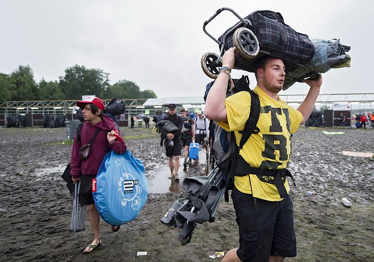 Die Festivalbesucher verlassen das Gelände: Am 18.08.2011 war der Teil einer Bühne nach einem Sturm zusammengebrochen. Drei Menschen wurden getötet, Elf wurden schwerverletzt.