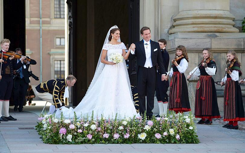 Die Braut im Spitzen-Kleid und der Bräutigam zu Tränen gerührt: Die schwedische Prinzessin Madeleine und der New Yorker Banker Chris O'Neill haben in Stockholm geheiratet. Die Bilder!