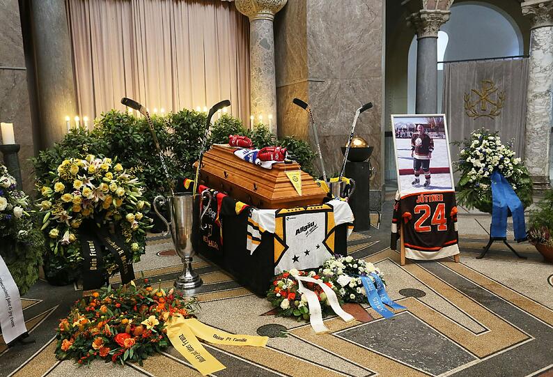 Vier Eishockey-Schläger verzierten Jüttners Sarg, denn Blumen und zuviel Deko-Schnickschnack mochte Franz nicht.