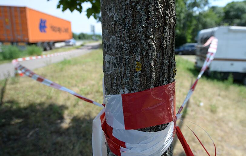 Flatterband sperrt bei Neuenburg (Baden-Württemberg) den Teil eines Pendlerparkplatzes ab. Eine Woche nach einer Vergewaltigung haben Angehörige und Bekannte des Opfers den mutmaßlichen Täter auf dem Pendlerparkplatz umgebracht.