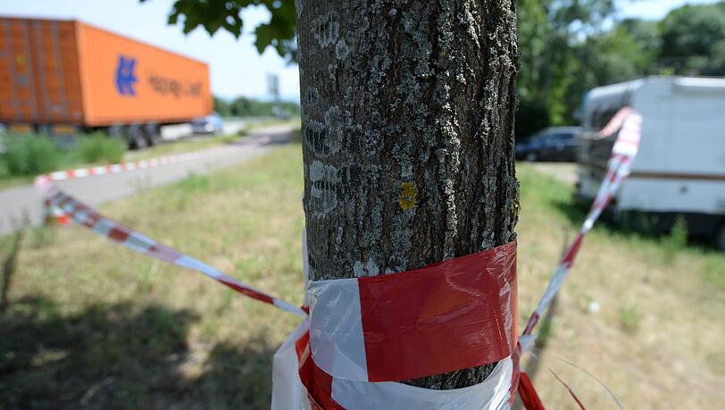 Flatterband sperrt bei Neuenburg (Baden-Württemberg) den Teil eines Pendlerparkplatzes ab. Eine Woche nach einer Vergewaltigung haben Angehörige und Bekannte des Opfers den mutmaßlichen Täter auf dem Pendlerparkplatz umgebracht. Flatterband sperrt bei Neuenburg (Baden-Württemberg) den Teil eines Pendlerparkplatzes ab. Eine Woche nach einer Vergewaltigung haben Angehörige und Bekannte des Opfers den mutmaßlichen Täter auf dem Pendlerparkplatz umgebracht.