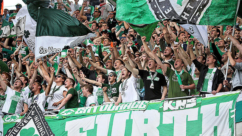 Die Anhänger der SpVgg Greuther Fürth zeigen sich nicht immer von ihrer besten Seite. Die Anhänger der SpVgg Greuther Fürth zeigen sich nicht immer von ihrer besten Seite.