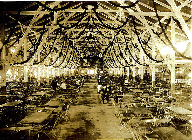 Im Jahr 1922 dominieren im Schottenhamel noch Latschenkiefer-Girlanden, die Tische sind deutlich kleiner. 	Fotos: Schottenhamel Familienarchiv