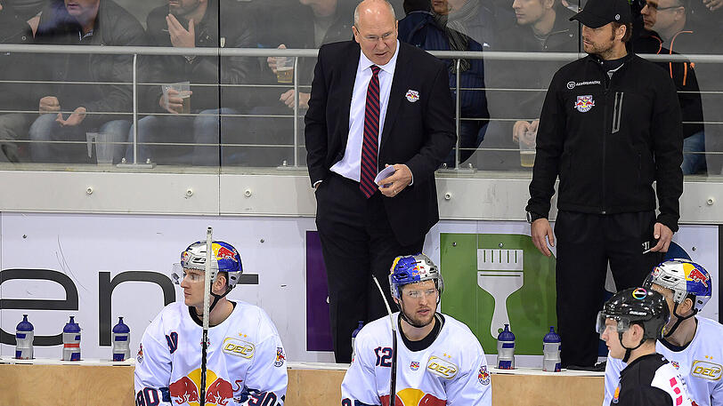 Nicht zufrieden mit der Leistung seiner Mannschaft: EHC-Coach Don Jackson (Mitte).