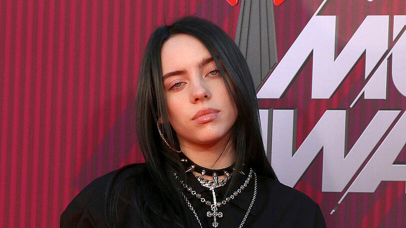 Billie Eilish ist bekannt für ihre lockere Kleidung: Meist trägt sie weite Pullover und Hosen