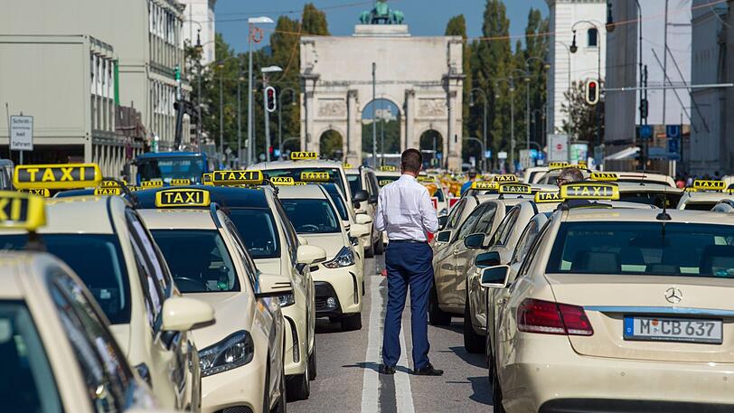 Immer wieder kommt es zu Protesten gegen Uber &ndash; wie 2018 bei einer Taxler-Demo auf der Ludwigstraße.