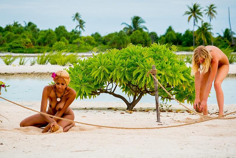 Ein Spiel mit Folgen: Sarah Joelle (l.) und Marlena müssen je fünf bestimmte Muscheln im Sand finden.