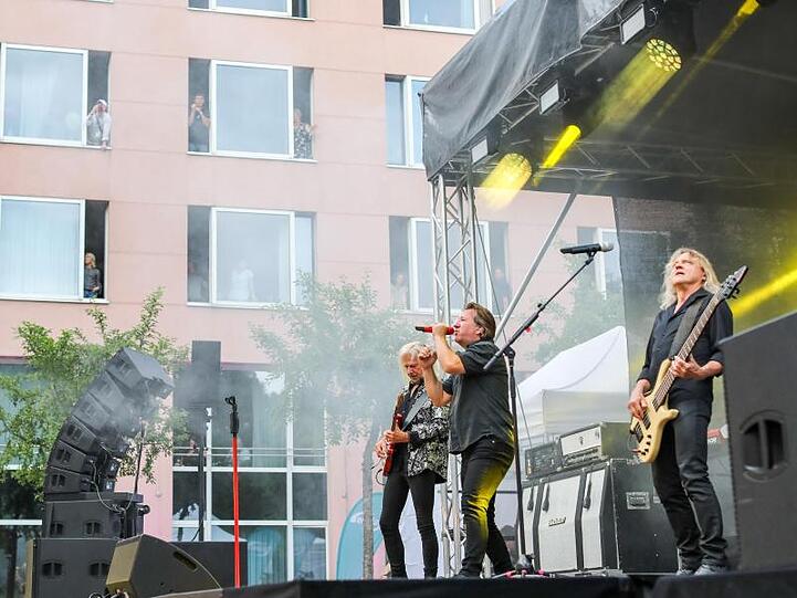 Die Fans am Fenster und die Band im Garten: Karat rocken in Chemnitz.