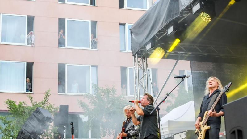 Die Fans am Fenster und die Band im Garten: Karat rocken in Chemnitz. Die Fans am Fenster und die Band im Garten: Karat rocken in Chemnitz.