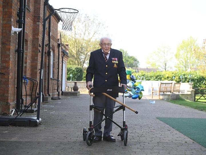 Der 99-jährige Kriegsveteran Tom Moore unterwegs mit seinem Rollator.
