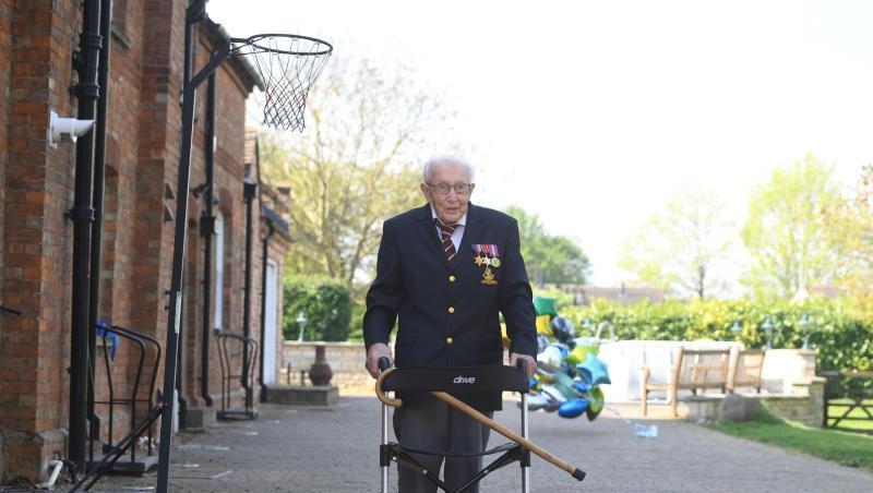 Der 99-jährige Kriegsveteran Tom Moore unterwegs mit seinem Rollator. Der 99-jährige Kriegsveteran Tom Moore unterwegs mit seinem Rollator.
