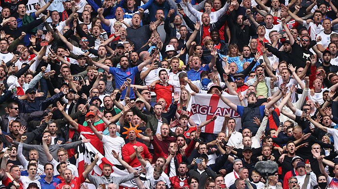 Englische Fans stehen im Wembley Stadion dicht an: Die Zuschauer-Politik der Uefa bei der Fußball-EM ist im Hinblick auf die Pandemie-Entwicklung mehr als fragwürdig.
